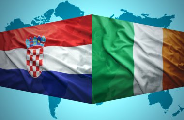 Hırvat ve İrlandalı bayraklar sallayarak
