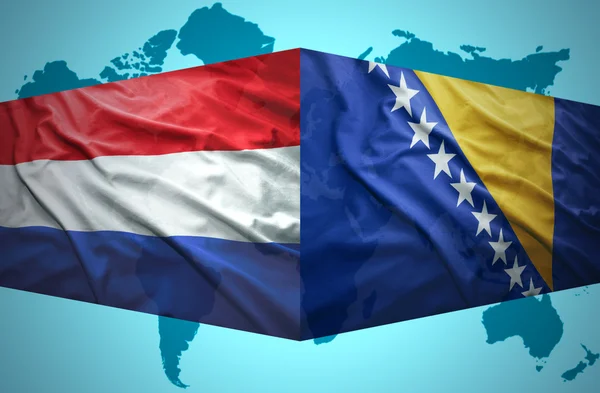 Mává bosenské a nizozemské vlajky — Stock fotografie