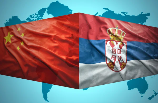 Wymachując flagami serbski i chiński — Zdjęcie stockowe