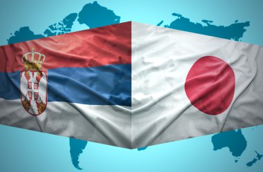 Sırp ve Japon bayrakları sallayarak