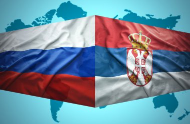 Sırp ve Rus bayrakları sallayarak
