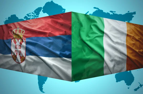 Wymachując flagami serbski i irlandzki — Zdjęcie stockowe