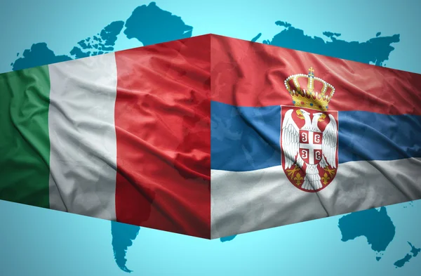 Wymachując flagami serbski i włoski — Zdjęcie stockowe