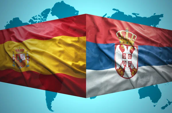 Vinka serbiska och spanska flaggor — Stockfoto
