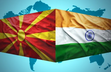Makedon ve Hint bayraklar sallayarak