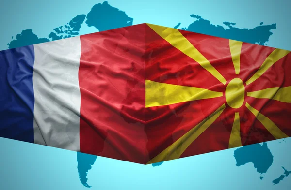 Wymachując flagami macedońskiego i francuski — Zdjęcie stockowe