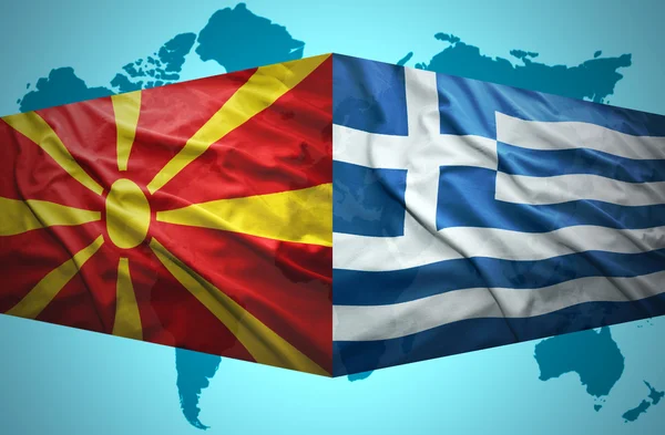 Wymachując flagami Macedonii i Grecji — Zdjęcie stockowe