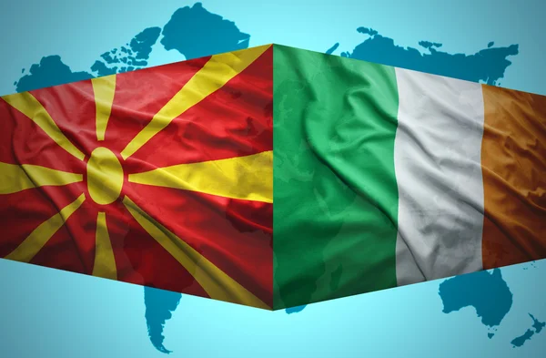Wymachując flagami macedońskiego i irlandzki — Zdjęcie stockowe