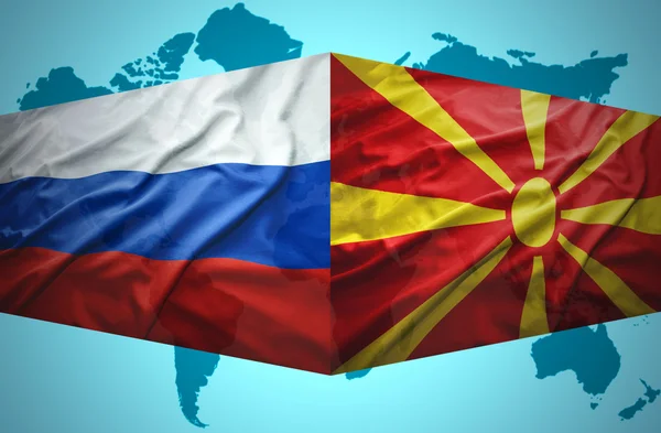 Macedonische en Russische vlaggen te zwaaien — Stockfoto