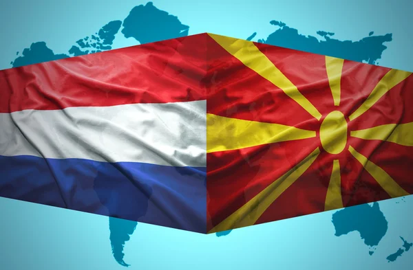 Macedonische en Nederlandse vlaggen te zwaaien — Stockfoto