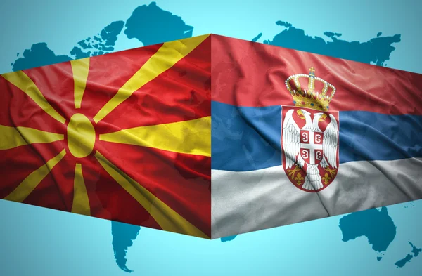 Wymachując flagami Macedonii i Serbii — Zdjęcie stockowe