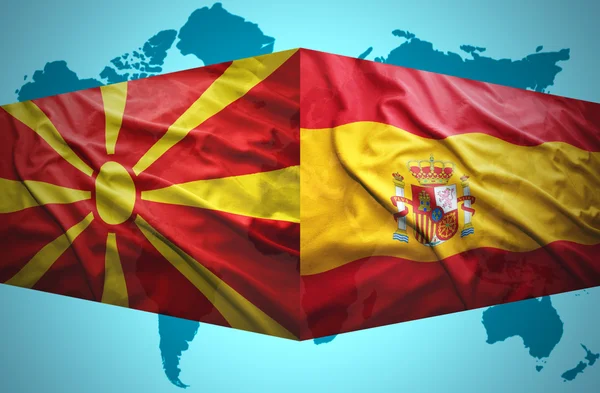 Размахивая македонскими и испанскими флагами — стоковое фото