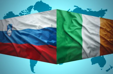 sallanan Slovence ve İrlandalı bayraklar