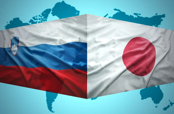 Mává slovinská a japonské vlajky — Stock fotografie