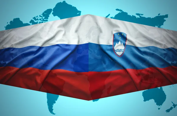 Sventolando bandiere slovene e russe — Foto Stock