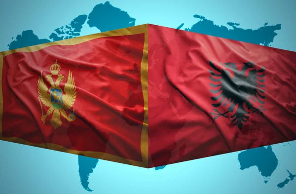Sallanan Karadağ ve Arnavut bayrakları — Stok fotoğraf