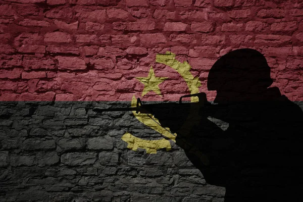 Angola Bayrağı Taşıyan Eski Tuğla Duvardaki Asker Silueti Askeri Güç — Stok fotoğraf