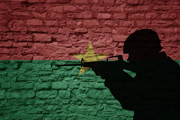 Soldaat Silhouet Oude Bakstenen Muur Met Vlag Van Burkina Faso — Stockfoto