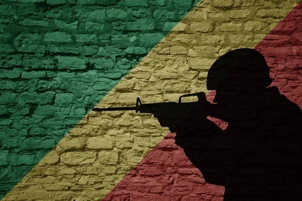 コンゴ国の国旗と古いレンガの壁に兵士のシルエット 軍事力 — ストック写真