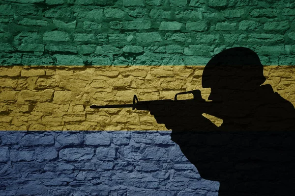 Żołnierska Sylwetka Starej Ceglanej Ścianie Flagą Kraju Gabońskiego Siły Zbrojne — Zdjęcie stockowe