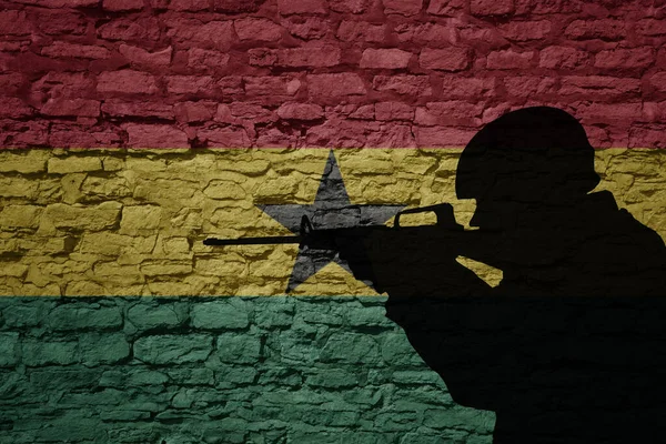 Soldaat Silhouet Oude Stenen Muur Met Vlag Van Ghana Land — Stockfoto
