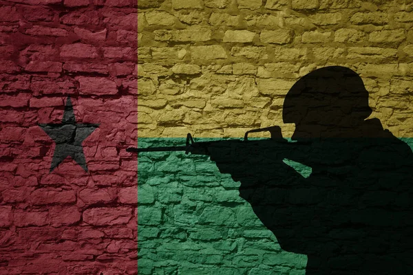 Soldaat Silhouet Oude Bakstenen Muur Met Vlag Van Guinea Bissau — Stockfoto