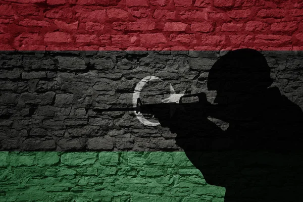 Soldatensilhouette Auf Der Alten Backsteinmauer Mit Der Flagge Des Libyschen — Stockfoto