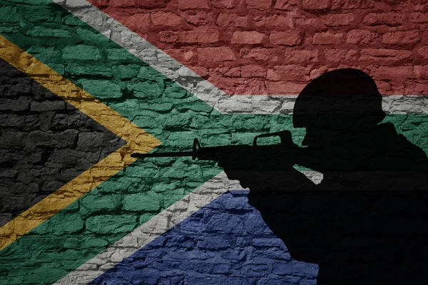 Silueta Soldado Antigua Pared Ladrillo Con Bandera Del País Sudafricano —  Fotos de Stock