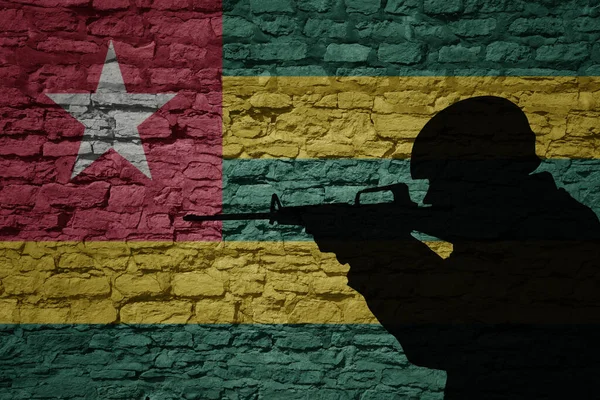 Silueta Soldado Antigua Pared Ladrillo Con Bandera Del País Togo — Foto de Stock