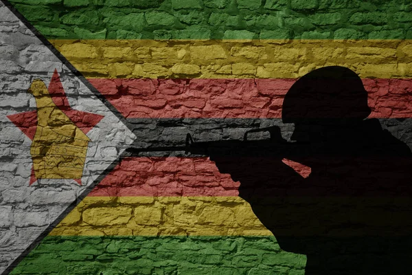 Silueta Soldado Antigua Pared Ladrillo Con Bandera Del País Zimbabwe — Foto de Stock