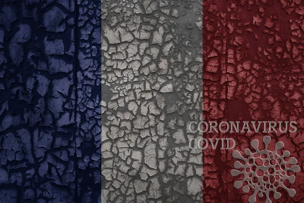 Флаг Франции Старой Винтажной Металлической Ржавой Трещинистой Стене Текстовым Коронавирусом — стоковое фото