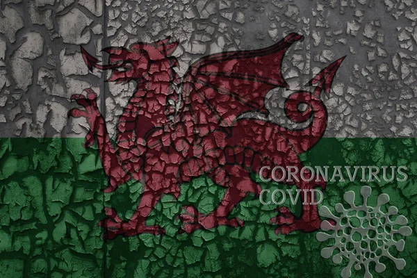 Флаг Уэльса Старой Старинной Металлической Ржавой Растрескавшейся Стене Текстовым Коронавирусом — стоковое фото