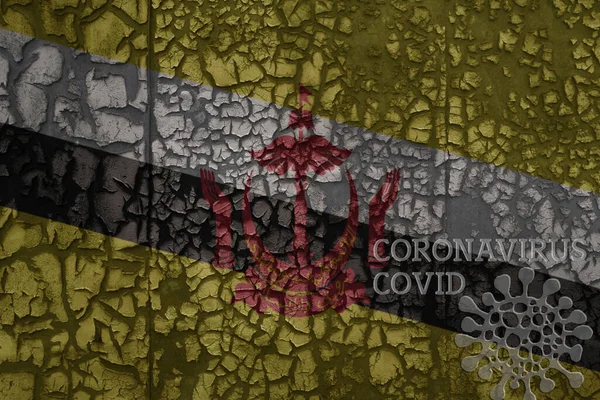 Flaga Brunei Starej Zabytkowej Metalowej Zardzewiałej Ścianie Tekstowym Koronawirusem Covid — Zdjęcie stockowe