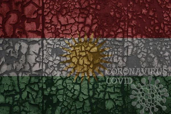 Flaga Kurdystanu Starej Zabytkowej Metalowej Zardzewiałej Ścianie Tekstem Koronawirusa Covid — Zdjęcie stockowe