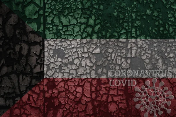 Флаг Кувейта Старой Старинной Металлической Ржавой Растрескавшейся Стене Текстовым Коронавирусом — стоковое фото