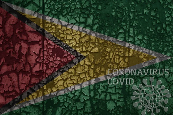 Флаг Гайаны Старой Старинной Металлической Ржавой Растрескавшейся Стене Текстовым Коронавирусом — стоковое фото
