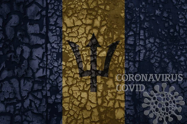 古老的金属锈蚀开裂的墙上挂着Barbados标志 上面有文字 Coronavirus Covid和病毒图片 — 图库照片