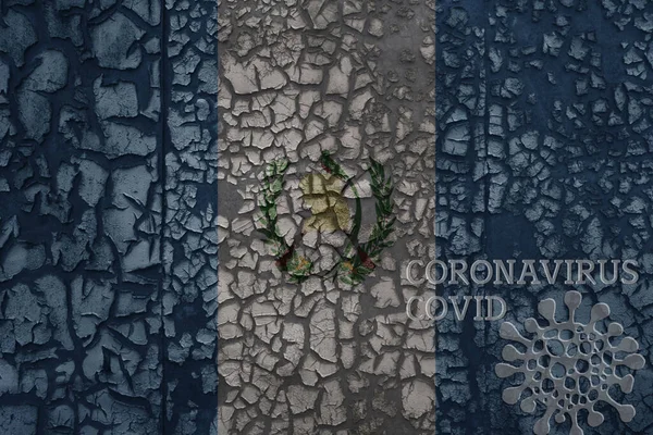 Flaga Gwatemali Starej Zabytkowej Metalowej Zardzewiałej Ścianie Tekstem Koronawirusa Covid — Zdjęcie stockowe