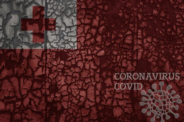 Flaga Tonga Starej Zabytkowej Metalowej Zardzewiałej Ścianie Tekstowym Koronawirusem Covid — Zdjęcie stockowe