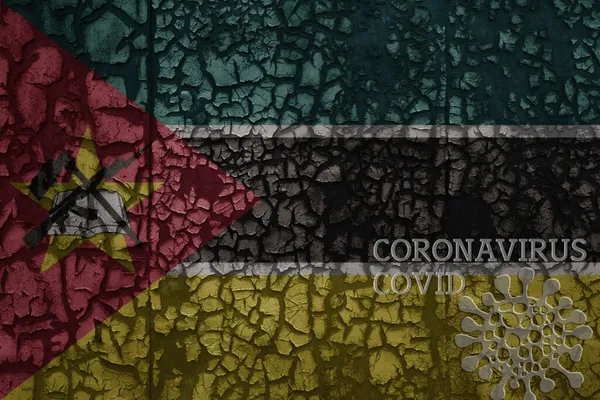 Флаг Мозамбика Старой Старинной Металлической Ржавой Растрескавшейся Стене Текстовым Коронавирусом — стоковое фото