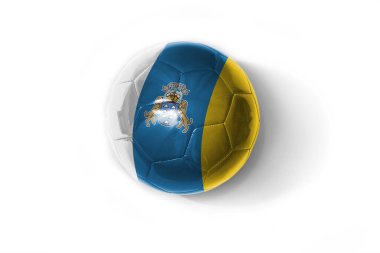 Beyaz arka planda renkli kanarya adaları bayrağı olan gerçekçi futbol topu. 3B illüstrasyon