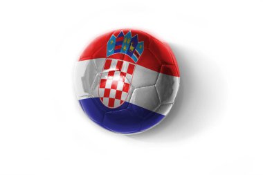 Beyaz arka planda renkli ulusal Hırvat bayrağı olan gerçekçi bir futbol topu. 3B illüstrasyon