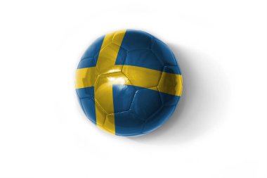 Beyaz arka planda İsveç bayrağı olan gerçekçi bir futbol topu. 3B illüstrasyon