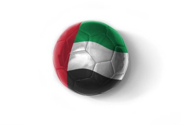 Beyaz arka planda Birleşik Arap Emirlikleri 'nin renkli ulusal bayrağını taşıyan gerçekçi futbol topu. 3B illüstrasyon