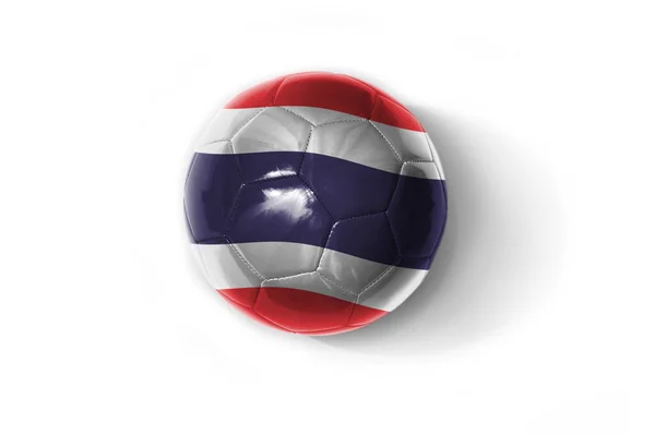 白い背景にタイのカラフルな国旗が描かれたリアルなサッカーボール 3Dイラスト — ストック写真