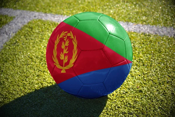 Pelota Fútbol Con Bandera Nacional Eritrea Encuentra Campo Verde Cerca — Foto de Stock