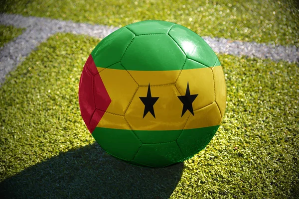 Piłki Nożnej Flaga Narodowa Sao Tome Principe Znajduje Się Zielonym — Zdjęcie stockowe