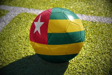 togo yalanlar üzerine beyaz satırı yakınlarında yeşil alan bayrağı ile futbol topu