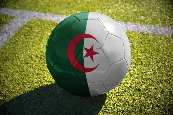 Cezayir Bayrağı Ile Futbol Topu Beyaz Satırı Yakınlarında Yeşil Alan — Stok fotoğraf