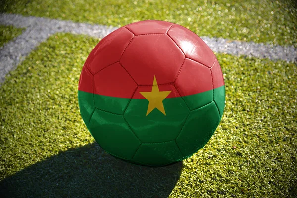 Piłki Nożnej Flaga Narodowa Burkina Faso Znajduje Się Zielonym Polu — Zdjęcie stockowe